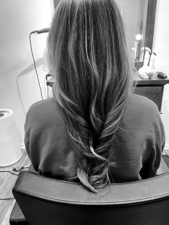 Balayage i långt hår, sett bakifrån i salongsstolen